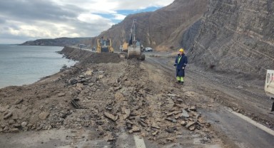 Heyelan nedeniyle Gaziköy-Uçmakdere yolu trafiğe kapatıldı