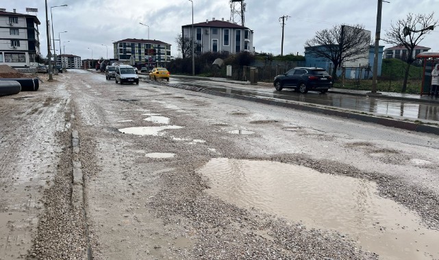 Hilly Otel Kavşağı’nda sürücüler ilerlemekte güçlük çekiyor