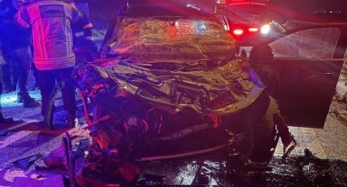 Kamyona çarpan otomobilin sürücüsü hayatını kaybetti