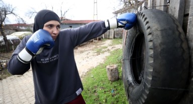 Kick boks müsabakalarına köyünde hazırlanıyor
