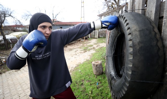 Kick boks müsabakalarına köyünde hazırlanıyor