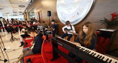 Koridorlar sahne oldu, alkışlar öğrenciler için yükseldi