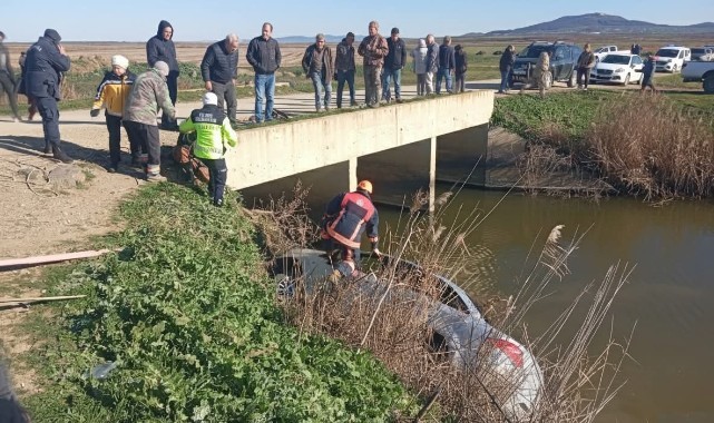 Otomobil ile su kanalına düştü