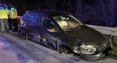 Otomobilin bariyere çarpması sonucu 2 kişi yaralandı