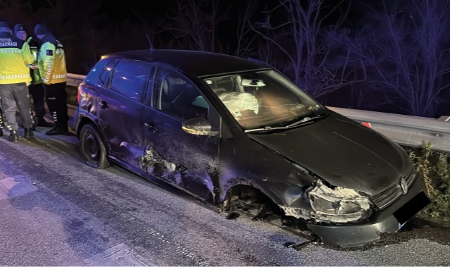 Otomobilin bariyere çarpması sonucu 2 kişi yaralandı