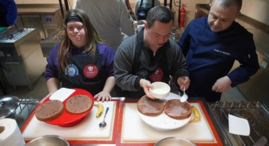 Özel gereksinimli öğrenciler usta şeflerle birlikte pasta yaptı