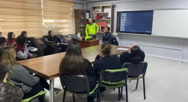 Polisler öğrencilere mesleklerini anlattı