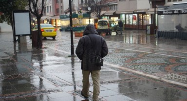 Sağanak nedeniyle cadde ve sokaklar göle döndü