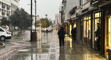 Sağanak nedeniyle cadde ve sokaklar göle döndü