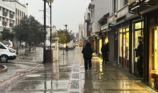 Sağanak nedeniyle cadde ve sokaklar göle döndü