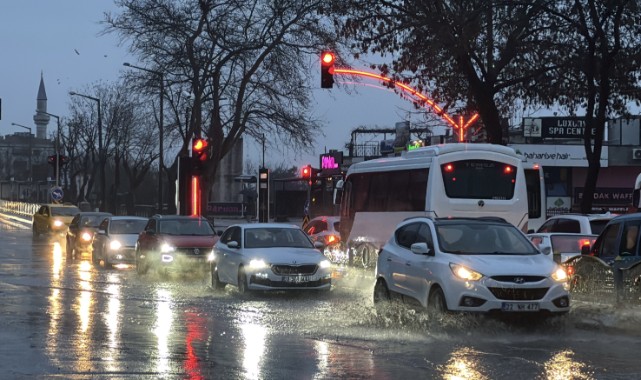Sağanak, zaman zaman şiddetini artırıyor