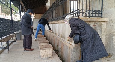 Süs havuzları ve çeşmeler buz tuttu