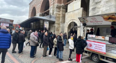 Vatandaşlara sıcak lokma dağıtıldı