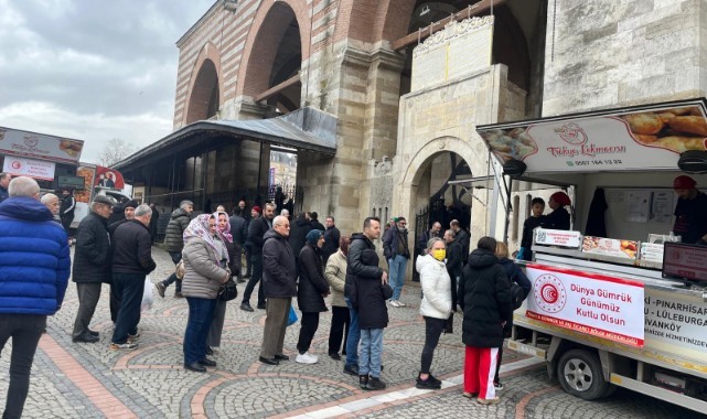 Vatandaşlara sıcak lokma dağıtıldı