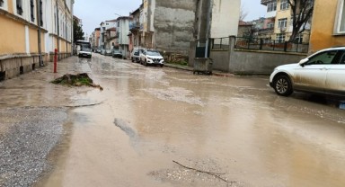 Yapılan asfalt bozuluyor: Vatandaş yürüyemiyor, araçlar dağılıyor...
