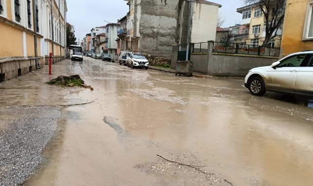 Yapılan asfalt bozuluyor: Vatandaş yürüyemiyor, araçlar dağılıyor...