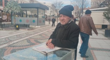 70 yaşındaki simit satıcısı bulmacayla zihnini diri tutuyor