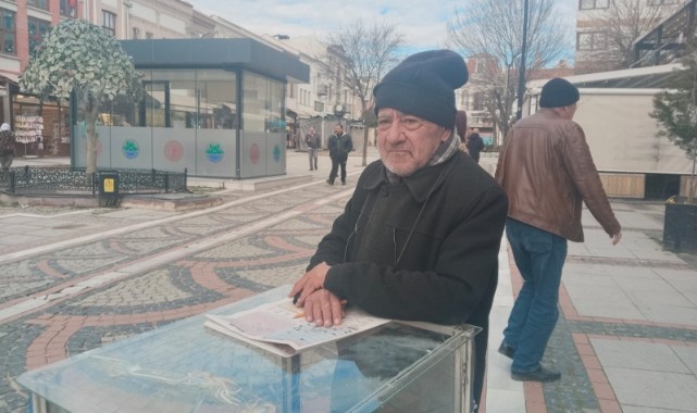 70 yaşındaki simit satıcısı bulmacayla zihnini diri tutuyor