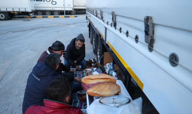 Ailelerinden uzakta iftar yapıyorlar