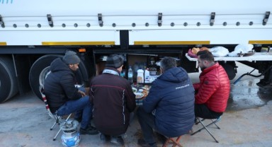 Ailelerinden uzakta iftar yapıyorlar