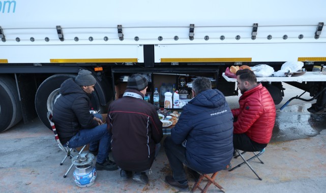 Ailelerinden uzakta iftar yapıyorlar