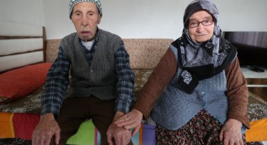 Bir yastıkta 70 yıl geçiren çift evlilikleriyle örnek oluyor