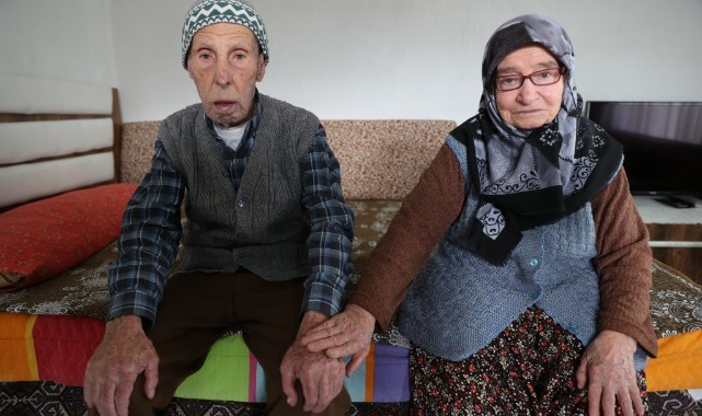 Bir yastıkta 70 yıl geçiren çift evlilikleriyle örnek oluyor