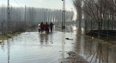 Bosnaköy yolunda taşkın alarmı: Hayvanlar botlarla kurtarıldı