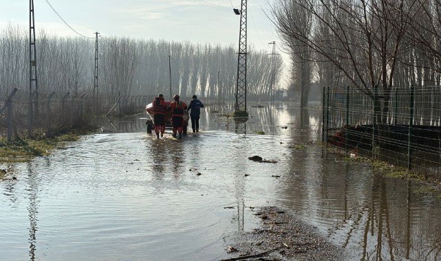Bosnaköy yolunda taşkın alarmı: Hayvanlar botlarla kurtarıldı