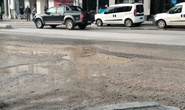 Çarşı merkezinde ihmal tepkisi: Yol çukur, cadde göle döndü