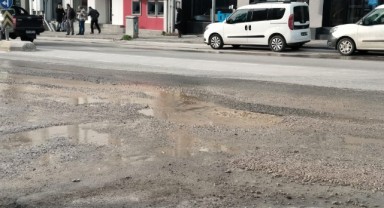 Çarşı merkezinde ihmal tepkisi: Yol çukur, cadde göle döndü