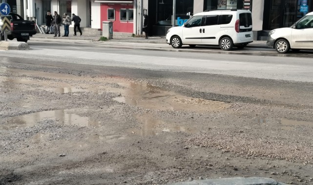 Çarşı merkezinde ihmal tepkisi: Yol çukur, cadde göle döndü