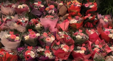 Çiçekçilerde sevgililer günü mesaisi