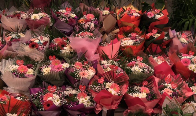 Çiçekçilerde sevgililer günü mesaisi