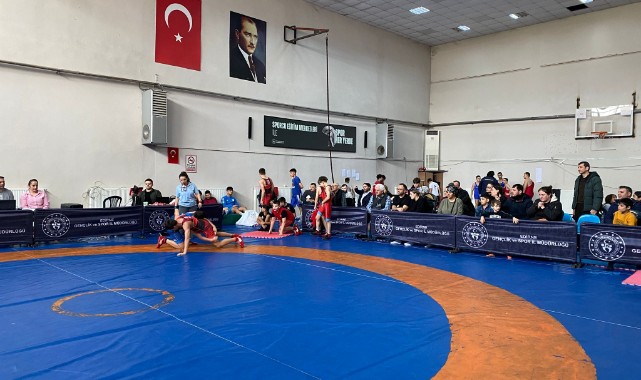 Deprem şehidi sporcular için güreş müsabakası düzenlendi