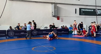 Deprem şehidi sporcular için güreş müsabakası düzenlendi