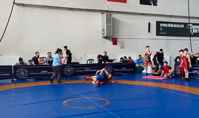 Deprem şehidi sporcular için güreş müsabakası düzenlendi