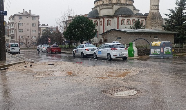 Eğitim güzergâhındaki bozuk yol tepkilere neden oldu