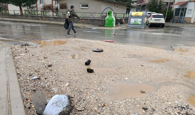Eğitim güzergâhındaki bozuk yol tepkilere neden oldu