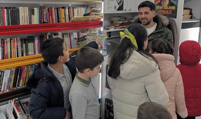Gezici kütüphane Mithatpaşa’da öğrencilerle buluştu