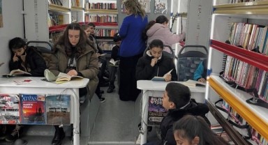 Gezici kütüphane Mithatpaşa’da öğrencilerle buluştu