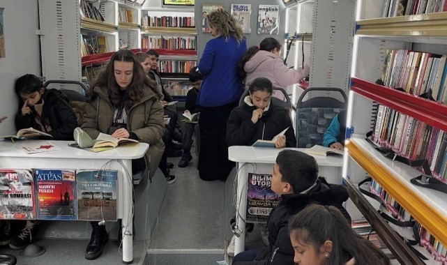 Gezici kütüphane Mithatpaşa’da öğrencilerle buluştu