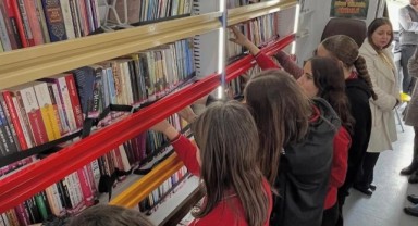 Gezici kütüphane öğrencileri kitapla buluşturuyor