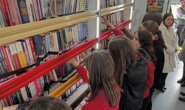 Gezici kütüphane öğrencileri kitapla buluşturuyor