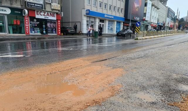 İhmalkârlık pes dedirtti, esnaf kovayla kum taşıyarak çukurları kapattı