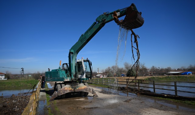 Köprü ayağında biriken ağaç gövdeleri çıkarıldı
