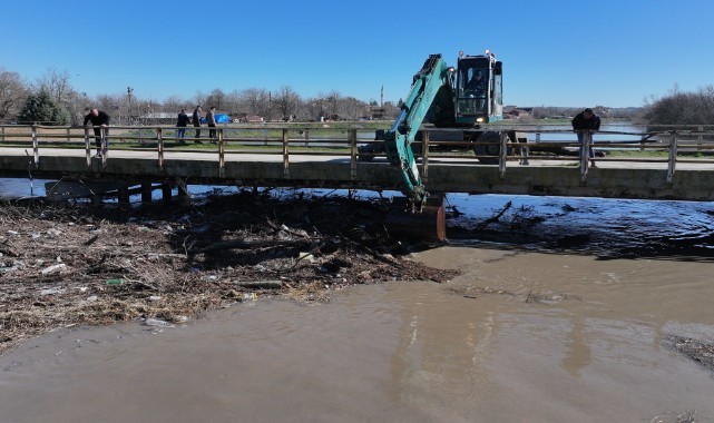 Köprü ayağında biriken ağaç gövdeleri çıkarıldı