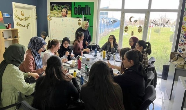 Mum boyama etkinliğinde gençler hünerlerini sergiledi