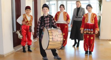 Öğrenciler sağlık çalışanlarına davul çalıp mani okudu