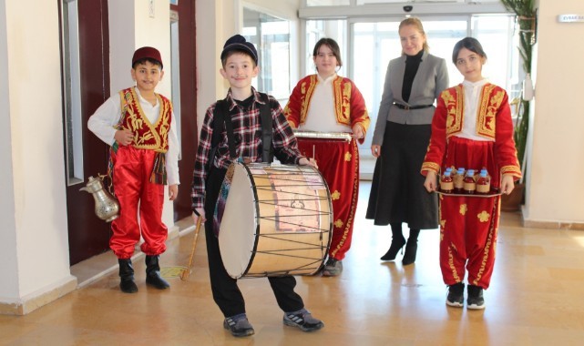 Öğrenciler sağlık çalışanlarına davul çalıp mani okudu
